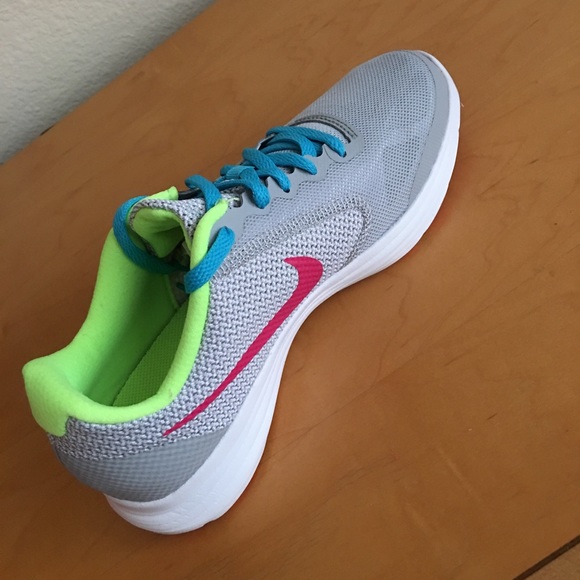 Nike Revolution - Picture 2 of 5